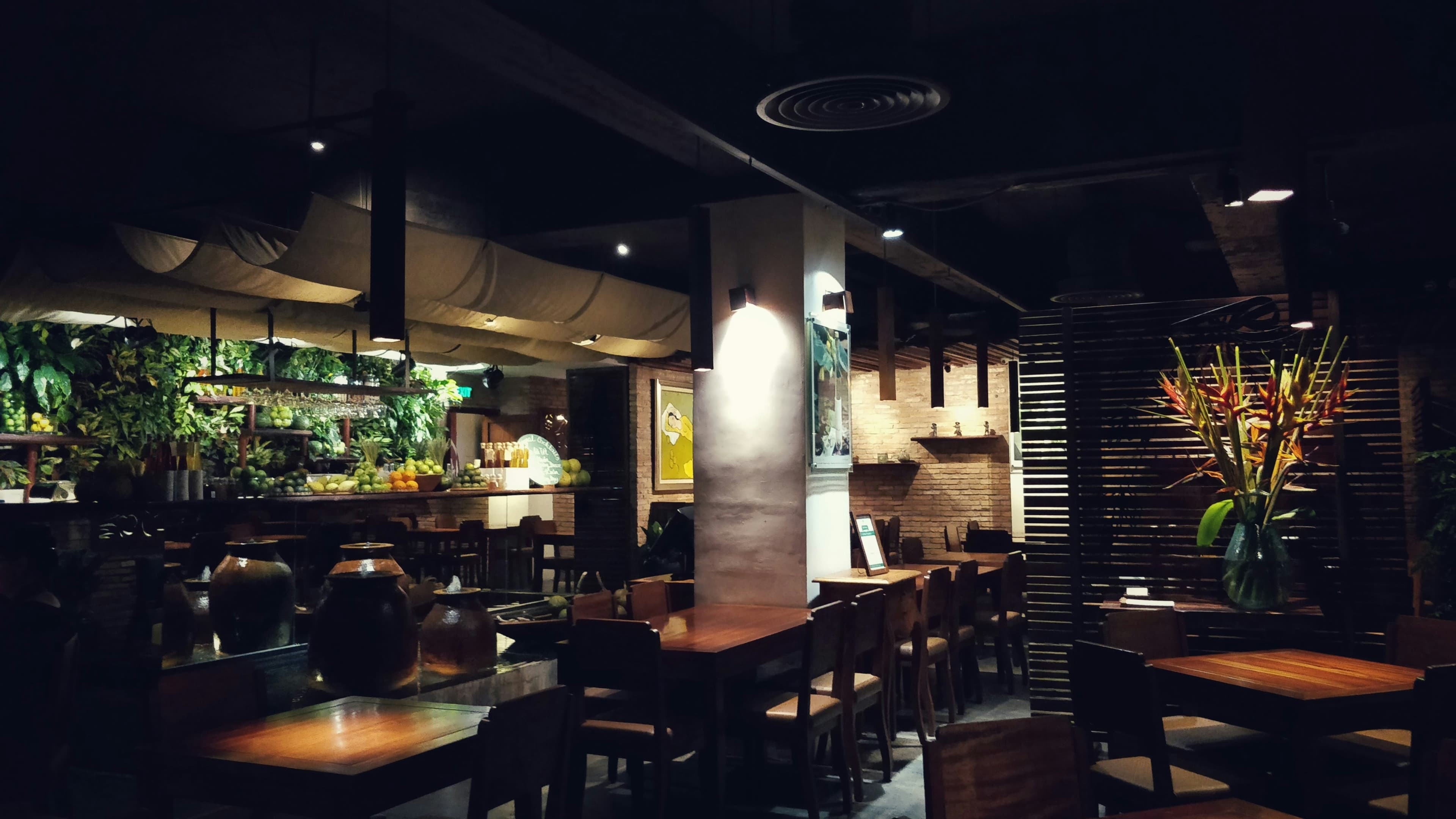 UTOPIA Restaurant Wien - Stilvolles Restaurant-Interieur mit warmem Ambiente