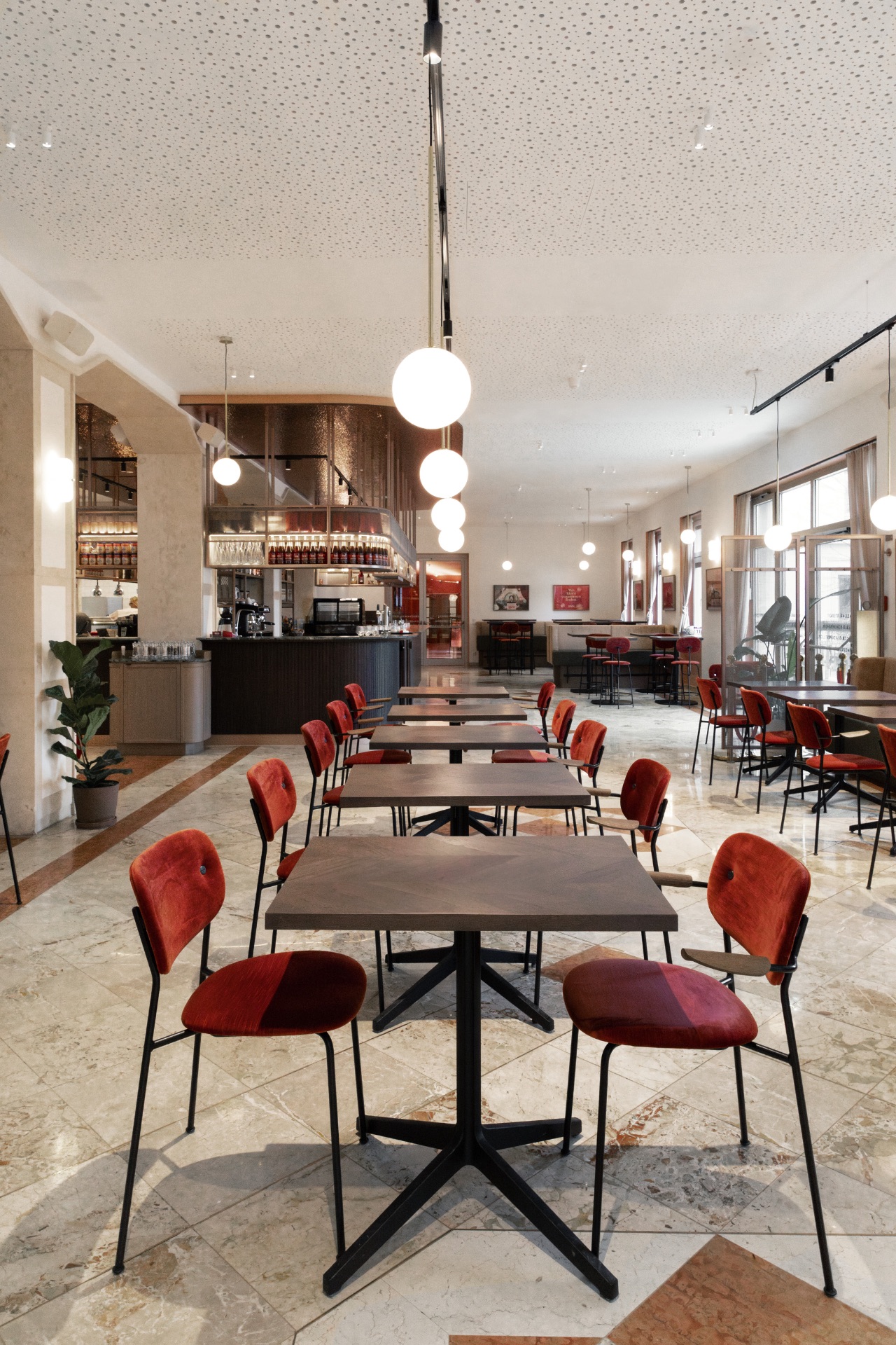 UTOPIA Restaurant Wien - Stilvolles Restaurant-Interieur mit warmem Ambiente